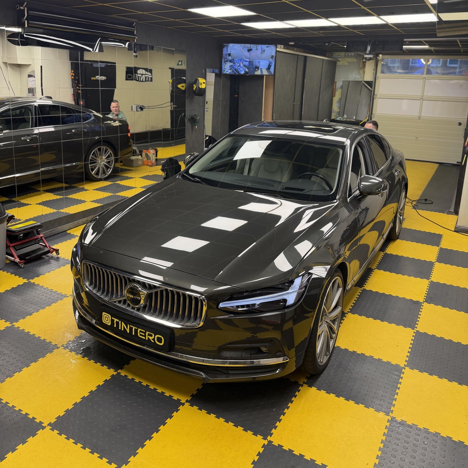 Professionele autoruiten tint montage bij Tintero — stofvrije werkruimte Den Haag