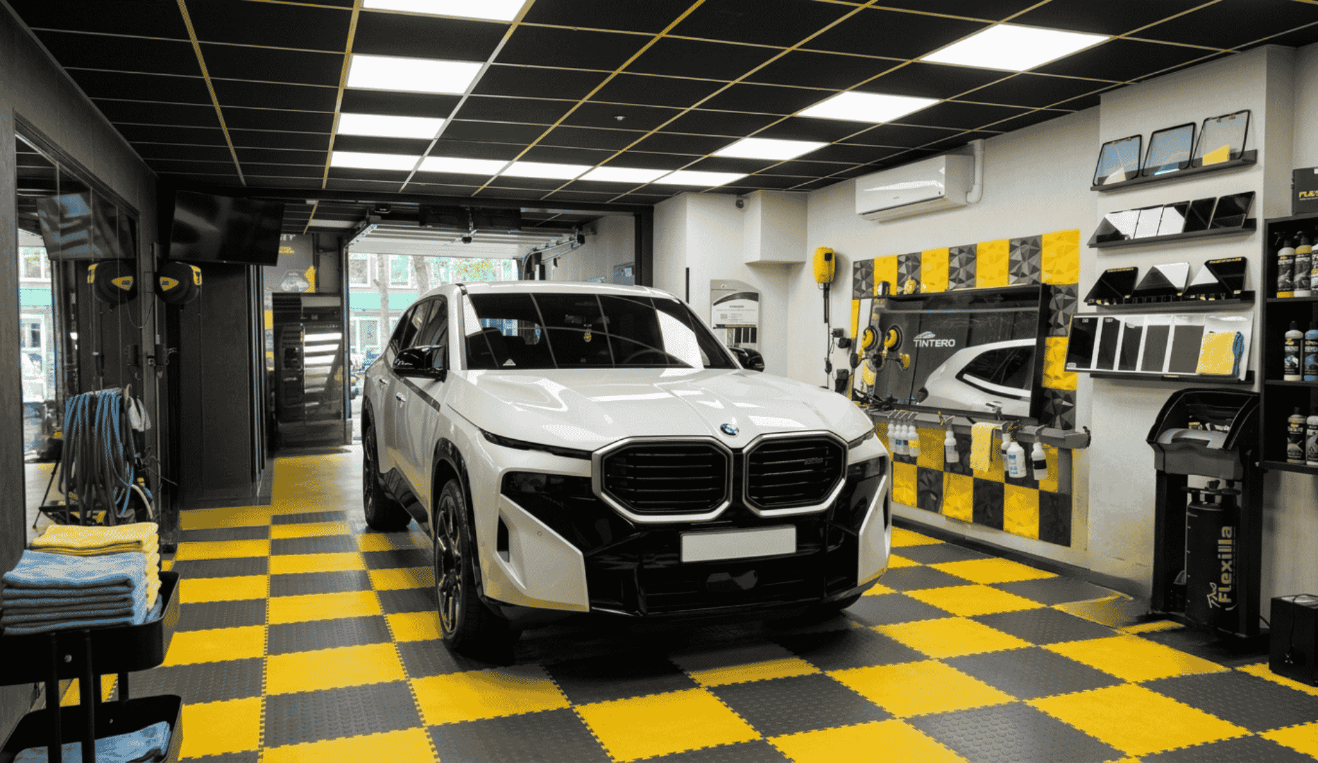 Getinte auto bij Tintero Blinderen Den Haag